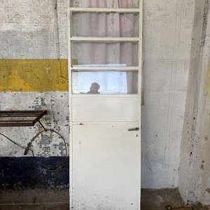 Lote siguiente: Puerta Antigua de Metal con Vidrios y Cortina