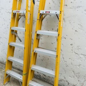 Lote #046 – Dos escaleras plegables en aluminio con detalles – una no abre - imagen 2