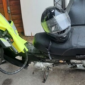 Moto Yumbo Eco 70 con Casco y Chaleco Reflectivo - imagen 2