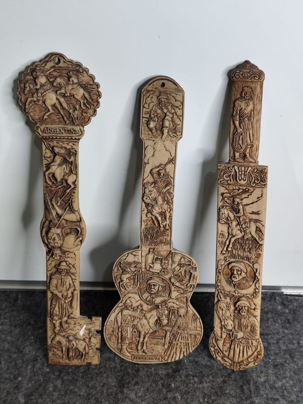Lote de 3 Piezas Decorativas en Pasta: Llave, Guitarra y Cuchillo Gaucho - imagen 1
