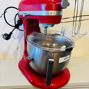 Lote siguiente: Lote #024 – Batidora KitchenAid (origen Bélgica) 220v, con globo, lira y gancho amasador. 6,6 litros de capacidad