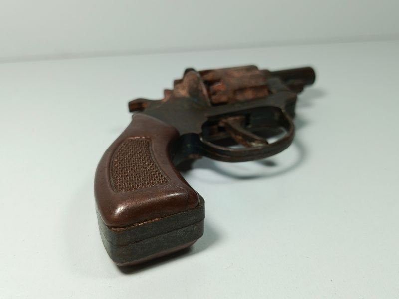 Antiguo juguete revolver de hierro y plástico duro - imagen 4