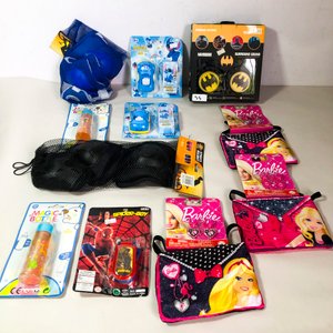 Lote anterior: Lote Infantil: Rodilleras, Coderas, Mamaderas, Autos de Juguete y Auriculares de Batman