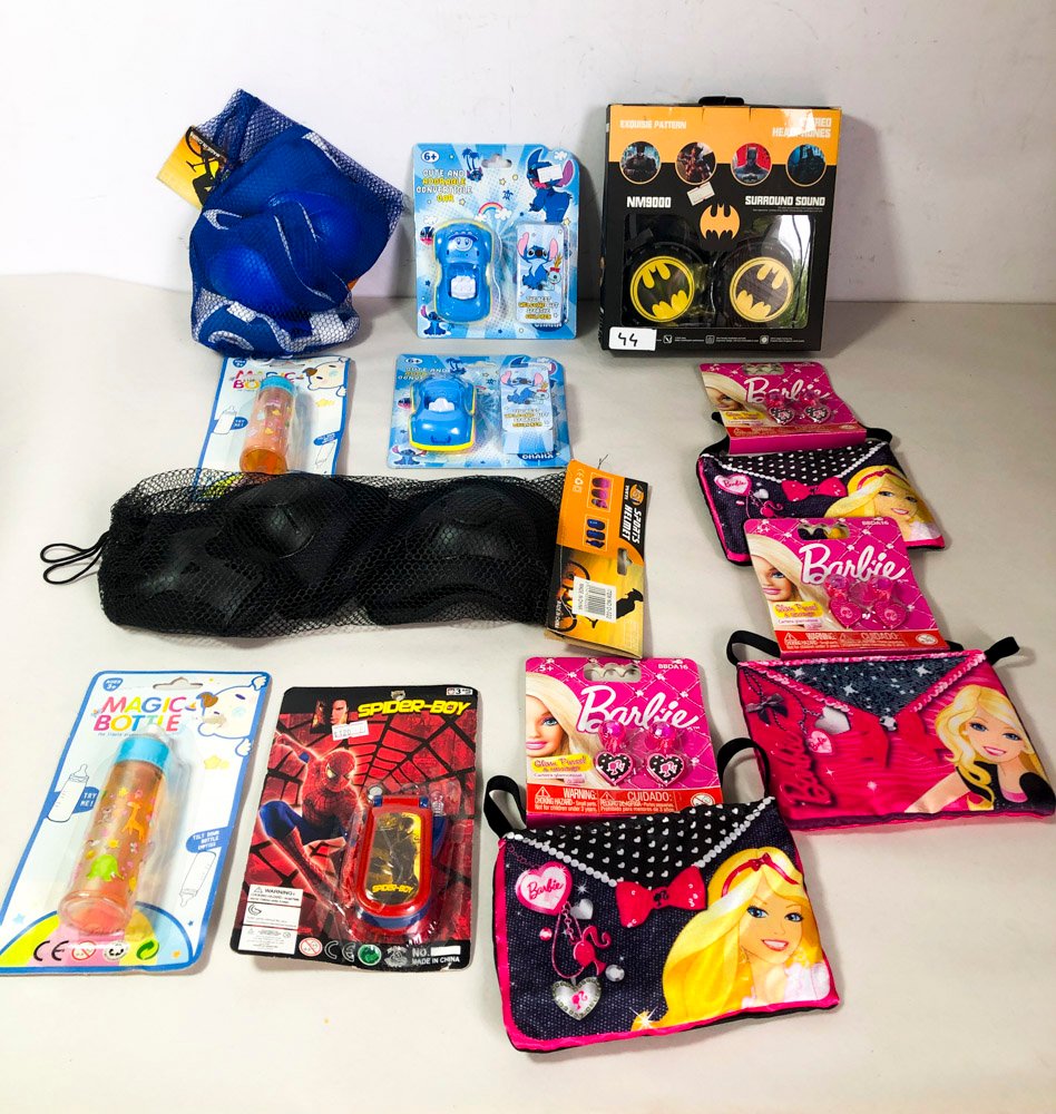 Lote Infantil: Rodilleras, Coderas, Mamaderas, Autos de Juguete y Auriculares de Batman