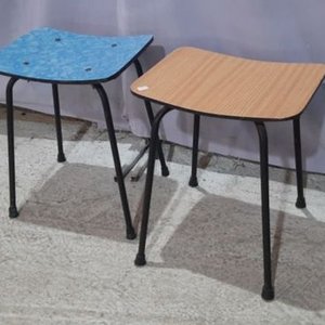 Lote siguiente: Set de 2 Taburetes Metálicos con Asiento de Cerámica y Madera