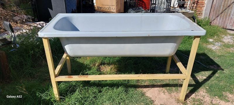 Lote siguiente: Bañera o batea esmaltada con base para hacer chorizo