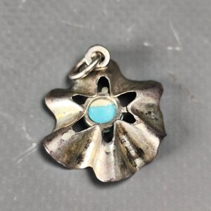 Dije de Plata con Diseño de Flor y Piedra Turquesa Sintética - imagen 4