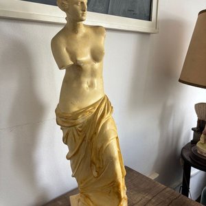 Escultura Clásica Venus de Milo en Yeso con Pátina - imagen 4