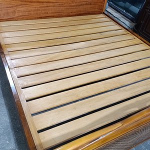 Cama de 2 Plazas en Madera Tallada con Respaldo y Piecera Estilizada - imagen 5