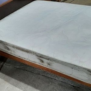 Lote anterior: Cama de 2 Plazas en Madera con Mesas de Luz y Colchón