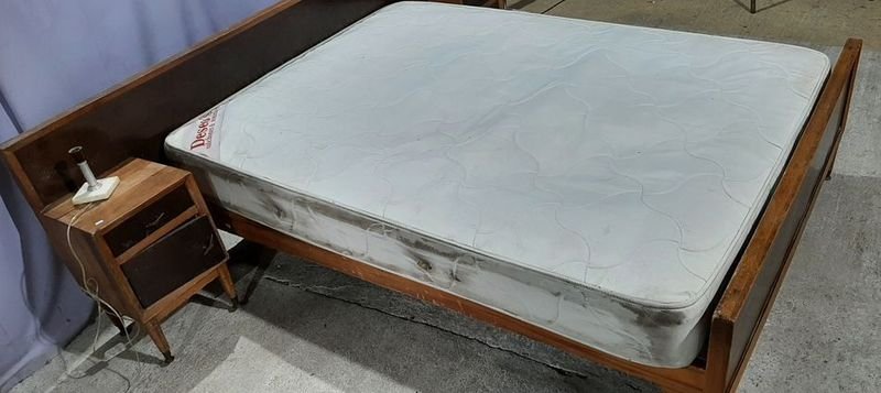 Cama de 2 Plazas en Madera con Mesas de Luz y Colchón