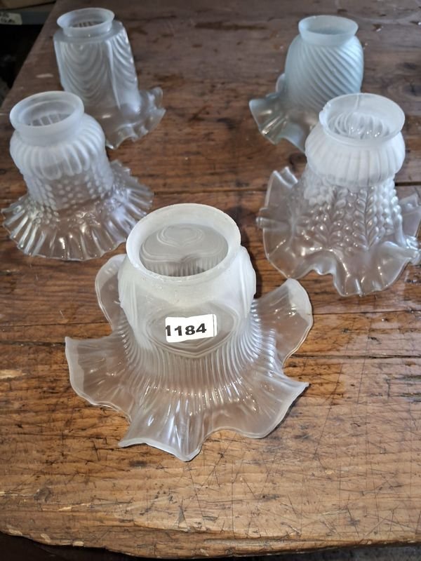 Lote siguiente: Lámparas de techo con diseño floral