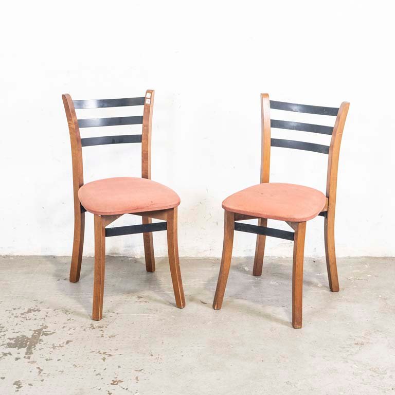 Lote siguiente: Sillas de madera con asientos tapizados y planchuelas de metal