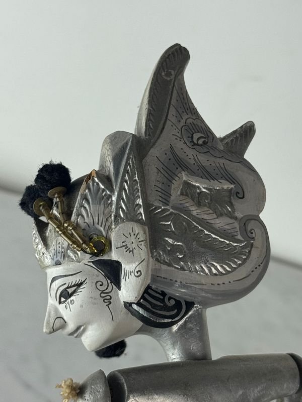 Marioneta en madera con detalles de plata y oro - imagen 7