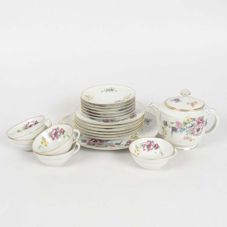 Lote anterior: 19 Piezas de porcelana Limoges Charles Ahrenfeldt fondo blanco decorado flores con borde dorado.  - Medidas: Taza de té 10x5cm