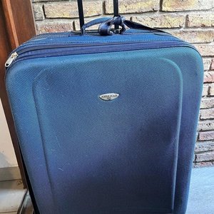 Lote siguiente: Valija Rígida Azul American W Grande