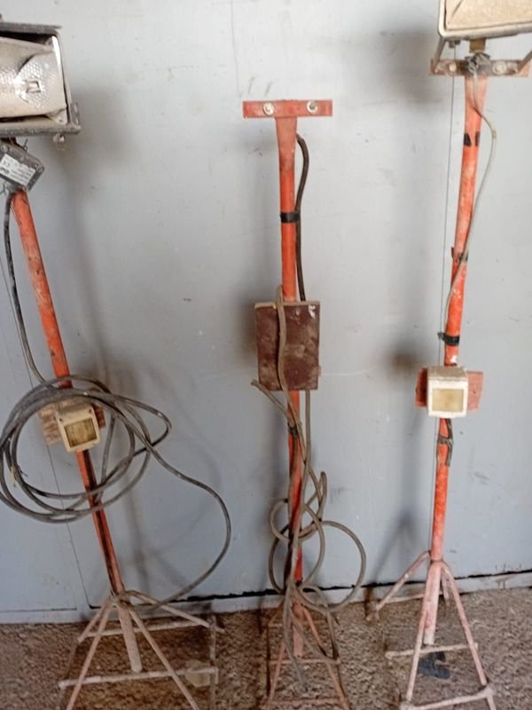 3 Focos de Pie con Base de Hierro Naranja, 1.40m Alto