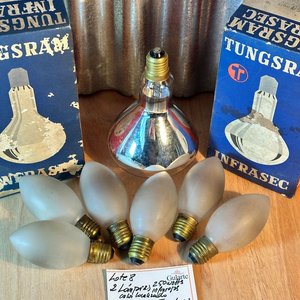 Lote siguiente: 2 Lámparas de Calor 250 Whats y 6 lámparas esmeriladas vintage