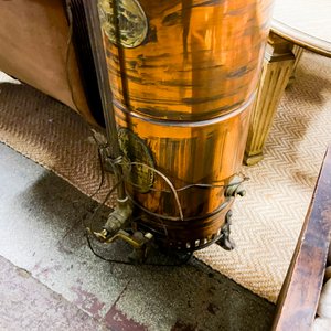 Sofá Antiguo de Pana Color Tostado con Lámpara de Cobre y Decoración de Bambú - imagen 5