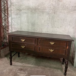 Mueble de madera oscuro con 4 cajones y herrajes dorados - imagen 3