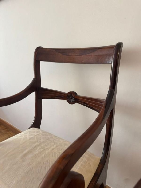 Pare de sillas de madera modernas en buen estado - imagen 4