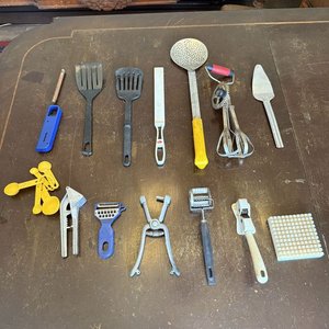 Lote siguiente: Lote de Utensilios de Cocina: Espumadera, Espátulas, Batidor Manual y Más