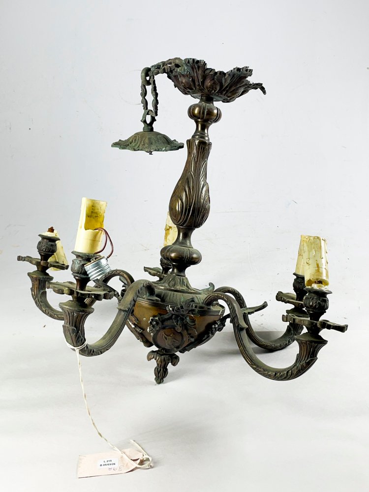 Lote anterior: Araña en bronce con cinco luces de 48 x 54 cm