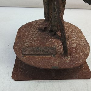 Escultura de Hierro 'Chilindro': Hombre con Grabador y Pipa - imagen 5