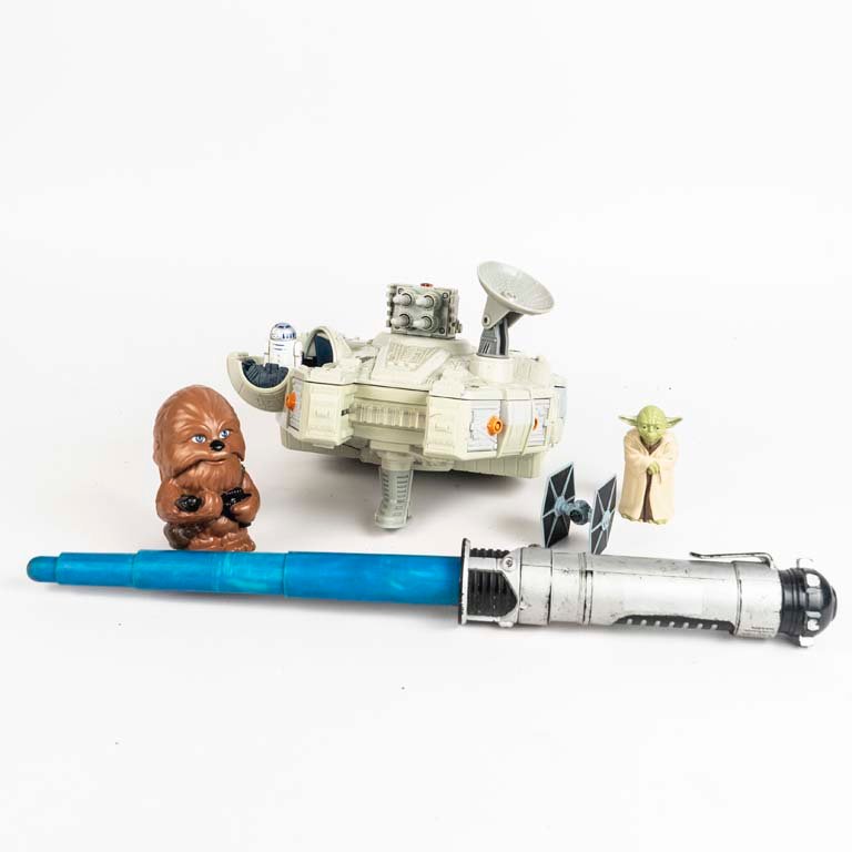 5 piezas de Star Wars: Nave, sable y 3 figuras