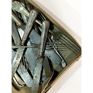 Lote de 36 Cubiertos Metálicos Variados: Tenedores, Cuchillos y Cucharas - imagen 4