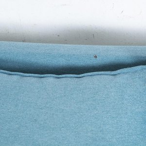 Sofá de Dos Cuerpos Tapizado en Tela Celeste con Almohadones - imagen 2
