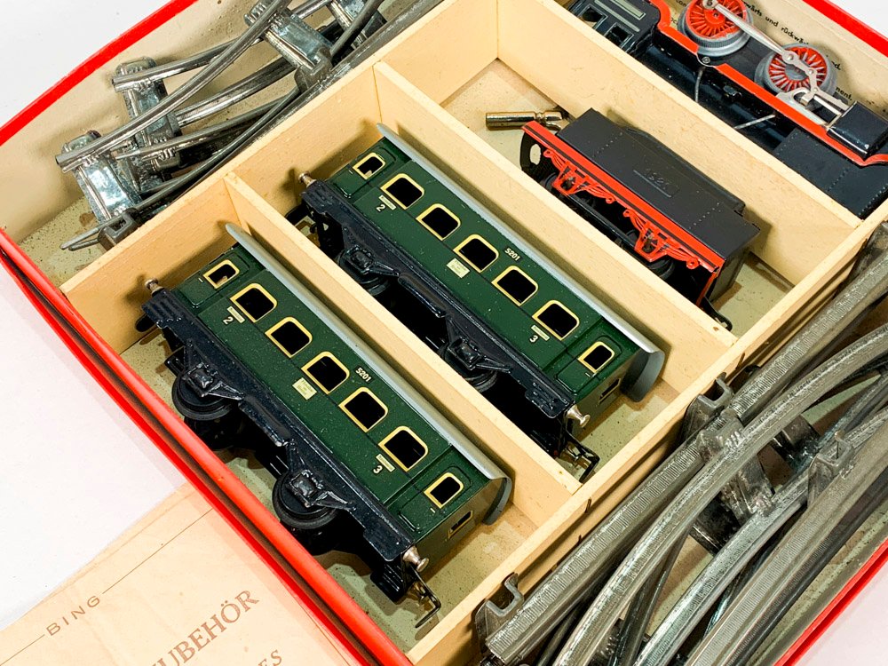 Juego de tren en chapa, compuesto de locomotora a cuerda y vagones - imagen 2