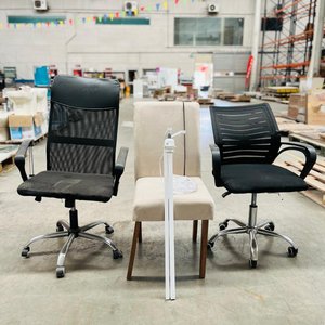 Lote de 4 Muebles: 2 Sillas de Oficina Negras y 1 Silla Tapizada Beige con Lámpara - imagen 1