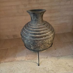 Vasija Antigua de Cerámica con Base de Hierro - imagen 3