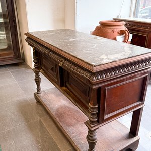 Lote siguiente: Mesa Auxiliar Antigua con Tapa de Mármol y Detalles Tallados