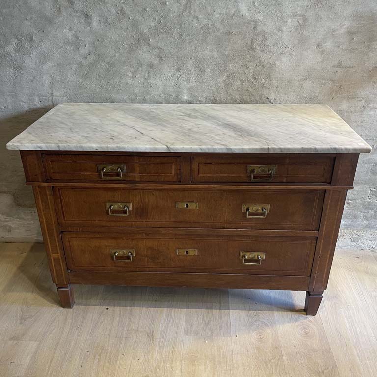 Lote anterior: Comoda inglesa con marquetería y herrajes de bronce - Medidas: 120x53x80cm