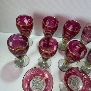 Lote de 10 Copas Altas y de Champagne Bordó con Detalles Labrados y Filete Dorado - imagen 3