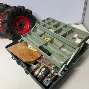Caja de Pesca Plástica con 2 Niveles y Artículos Varios + 2 Ruedas para Carretilla - imagen 3