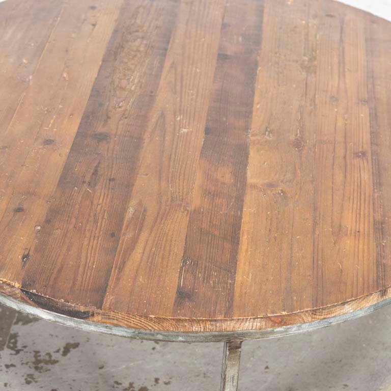 Mesa rústica de living con tapa de madera circular y base metálica - imagen 2