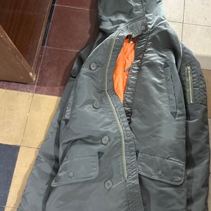 Lote siguiente: Campera verde con forro naranja