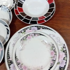 Lote de 11 Platos con Diseños Florales y Geométricos - imagen 3