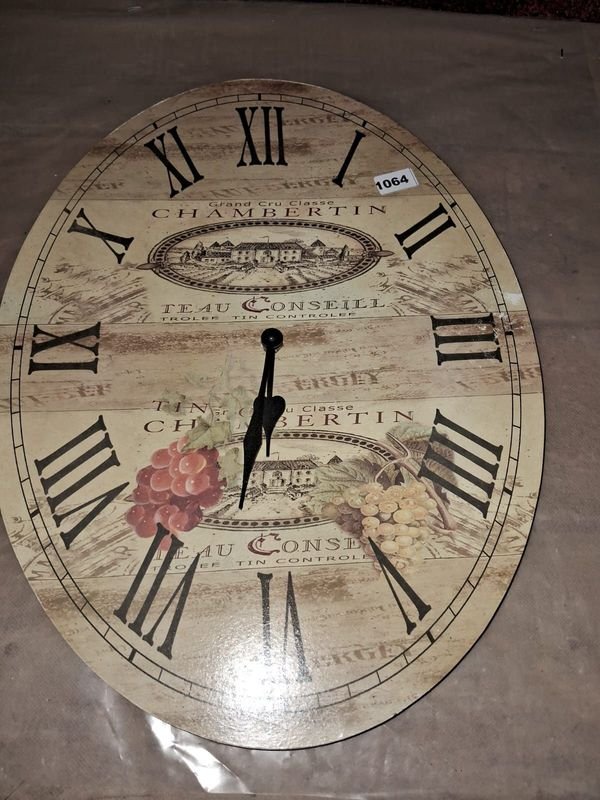Lote siguiente: Reloj de pared con números romanos y diseño de viñedo