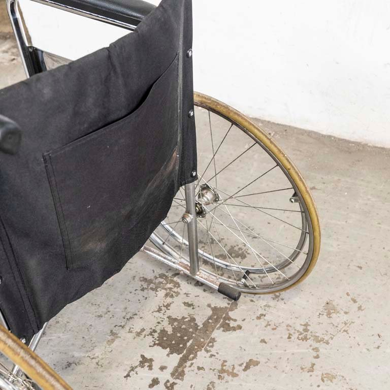 Silla de ruedas plegable para personas con discapacidad - imagen 3