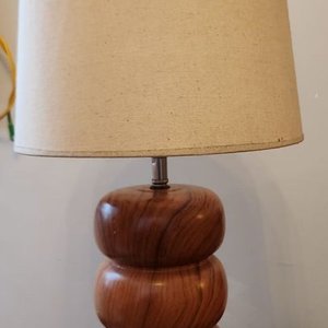 Lote anterior: Lámpara de Mesa con Base de Madera Tallada