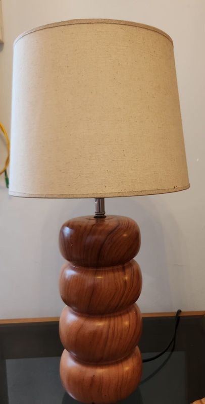 Lámpara de Mesa con Base de Madera Tallada
