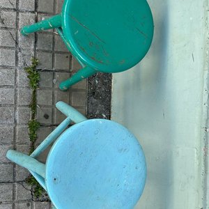 Sillas y Taburetes de Madera en Tonos Celestes y Verdes - imagen 3