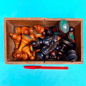 Espectacular juego de ajedrez antiguo con sus piezas realizadas en madera laqueada. Completo con sus 32 piezas. - imagen 11
