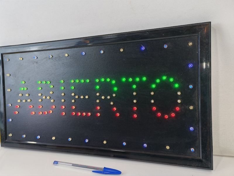 Cartel de Abierto: Un signo luminoso y una botella de Corona - imagen 3