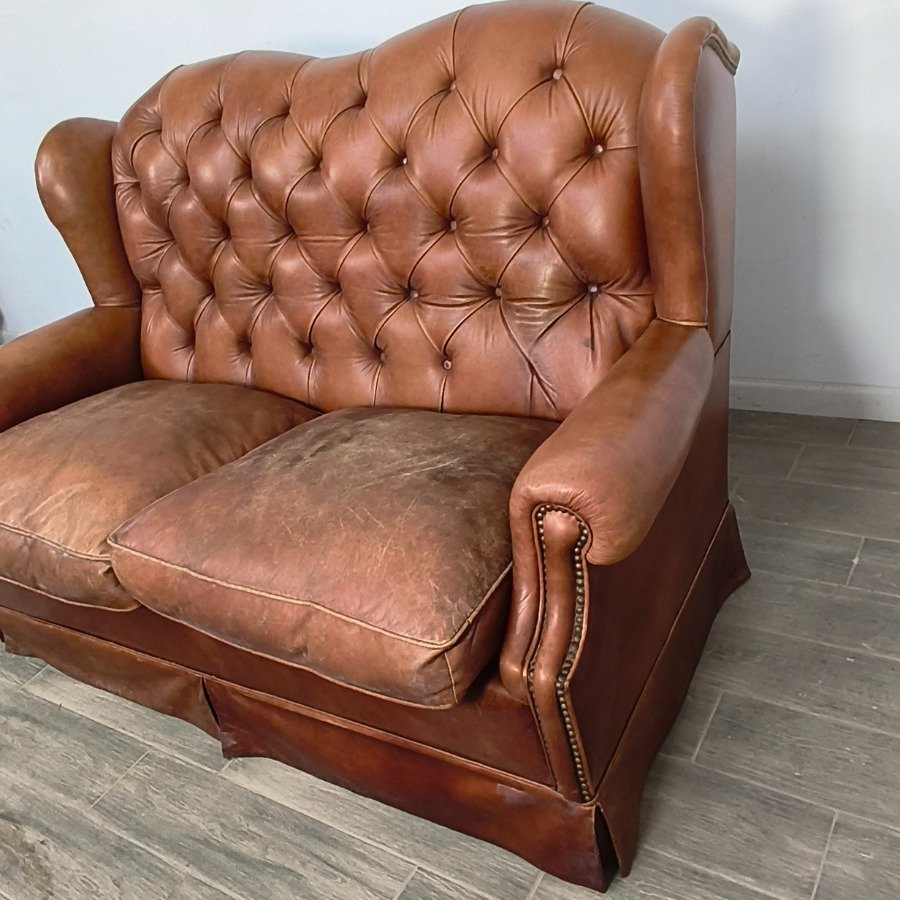 Sillón de cuero capitoneado con respaldo capitoneado y almohadones - imagen 4