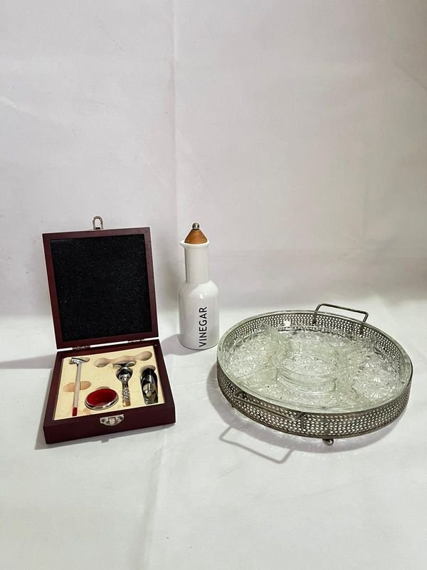 Lote siguiente: Copetinero de vidrio y Set Vino Sommelier y vinagrera